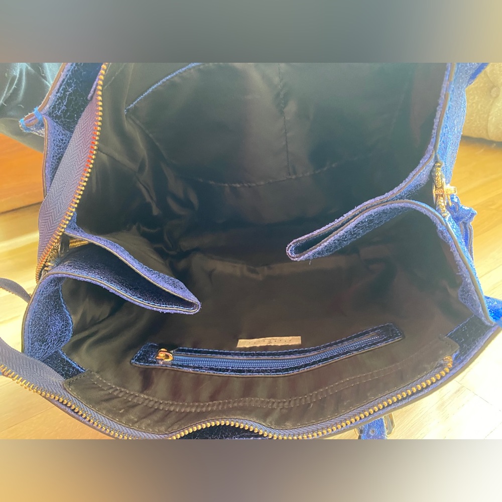 Gorgeous Essentiel Antwerp Blue Purse with Heart Keychain - Picture 5 of 16